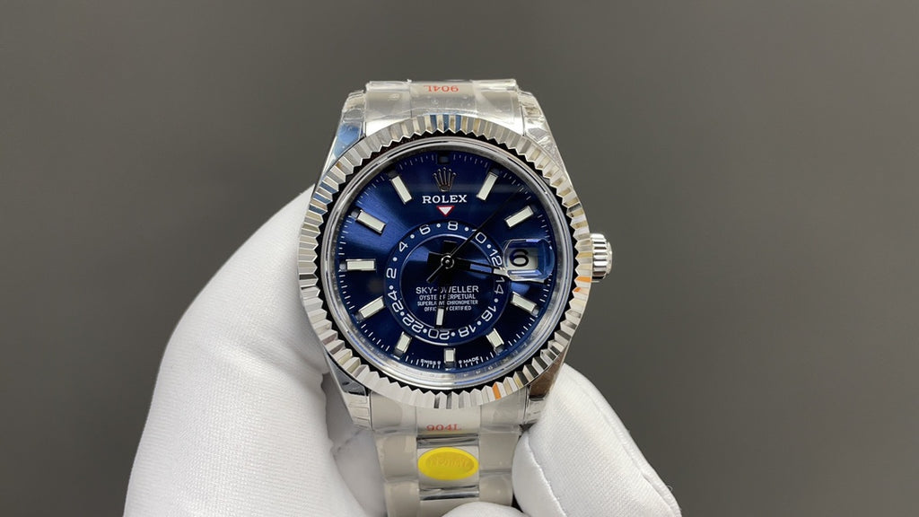 Oyster Perpetual Sky-Dweller in Oystersteel en witgoud met een helderblauwe wijzerplaat en Oyster-band