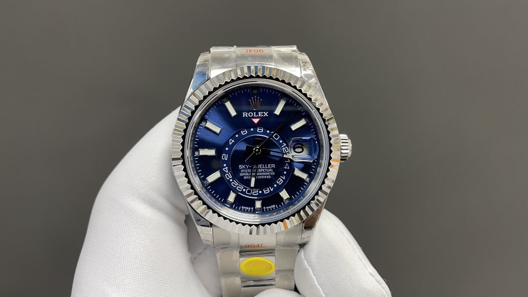 Oyster Perpetual Sky-Dweller in Oystersteel en witgoud met een helderblauwe wijzerplaat en Oyster-band