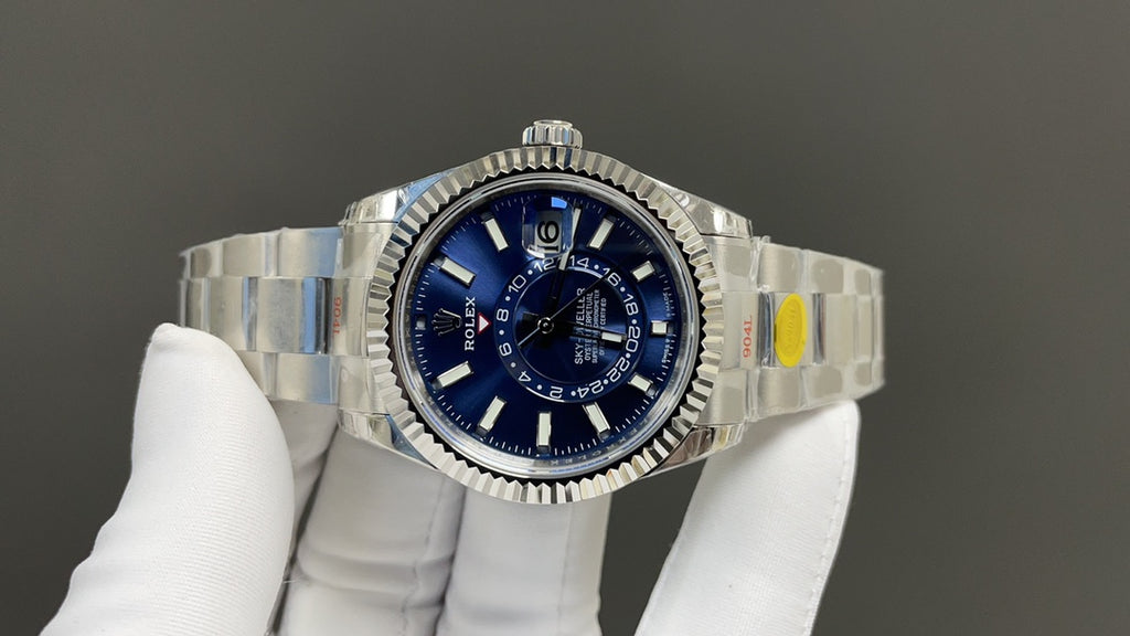 Oyster Perpetual Sky-Dweller in Oystersteel en witgoud met een helderblauwe wijzerplaat en Oyster-band