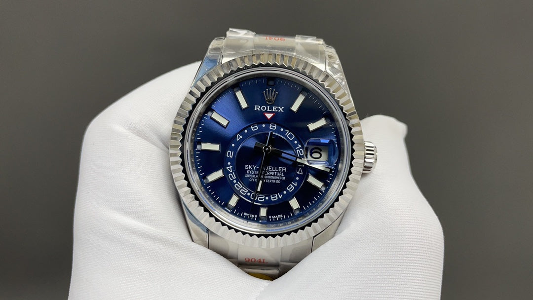 Oyster Perpetual Sky-Dweller in Oystersteel en witgoud met een helderblauwe wijzerplaat en Oyster-band