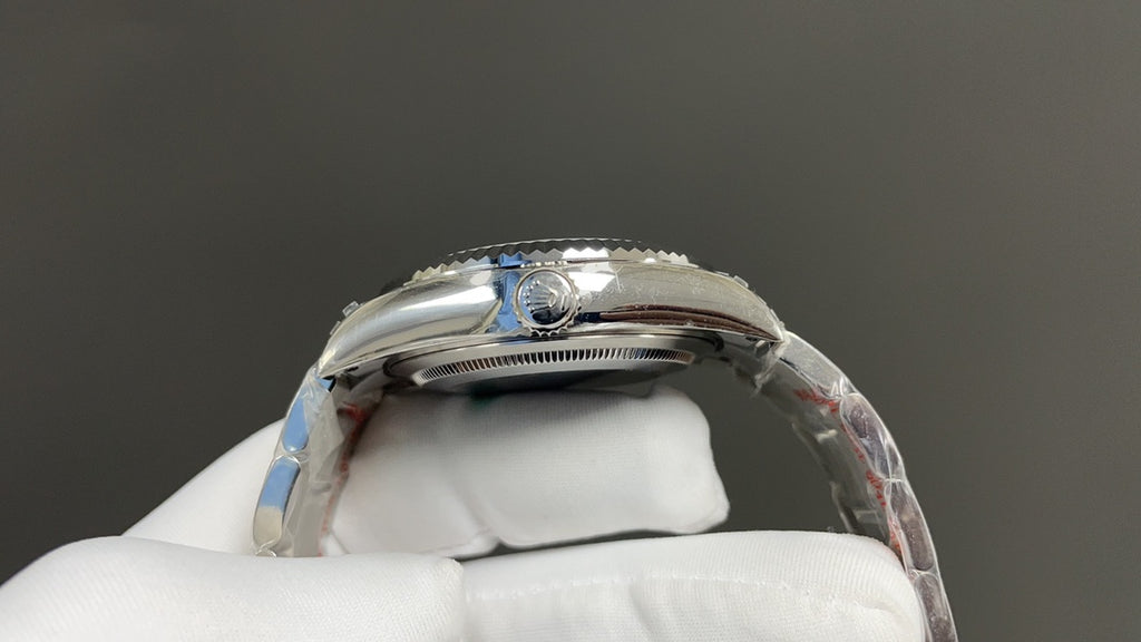Oyster Perpetual Sky-Dweller in Oystersteel en witgoud met een helderblauwe wijzerplaat en Oyster-band