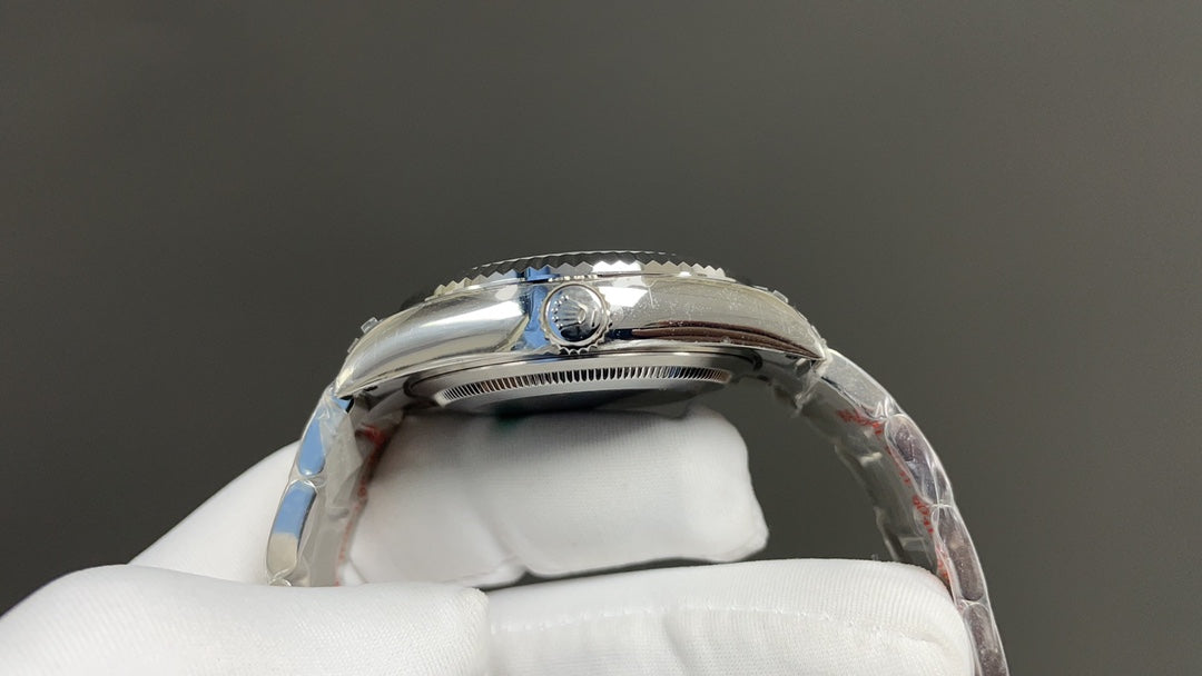 Oyster Perpetual Sky-Dweller in Oystersteel en witgoud met een helderblauwe wijzerplaat en Oyster-band