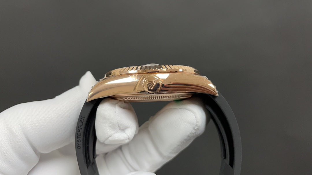 Sky-Dweller rose goud met zwarte Oysterflex-band