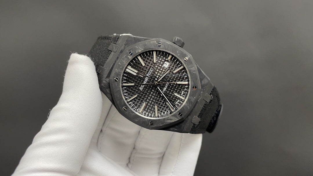 Royal Oak - met behuizing van gesmeed koolstof (forged carbon) en een zwarte wijzerplaat